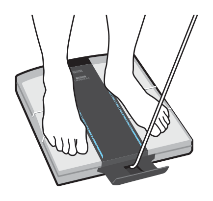 Ilustração de uma pessoa descalça subindo na plataforma com o painel de controle puxado pelo cabo.